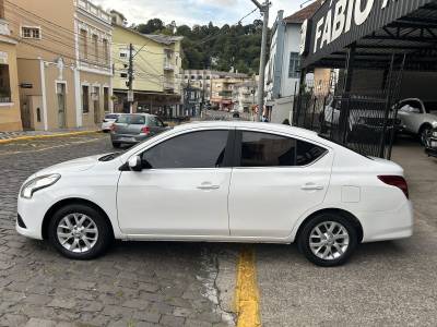 NISSAN - VERSA - 2017/2018 - Branca - Sob Consulta