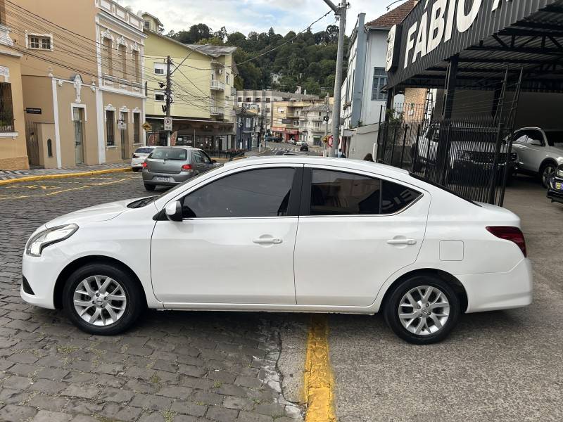 NISSAN - VERSA - 2017/2018 - Branca - Sob Consulta