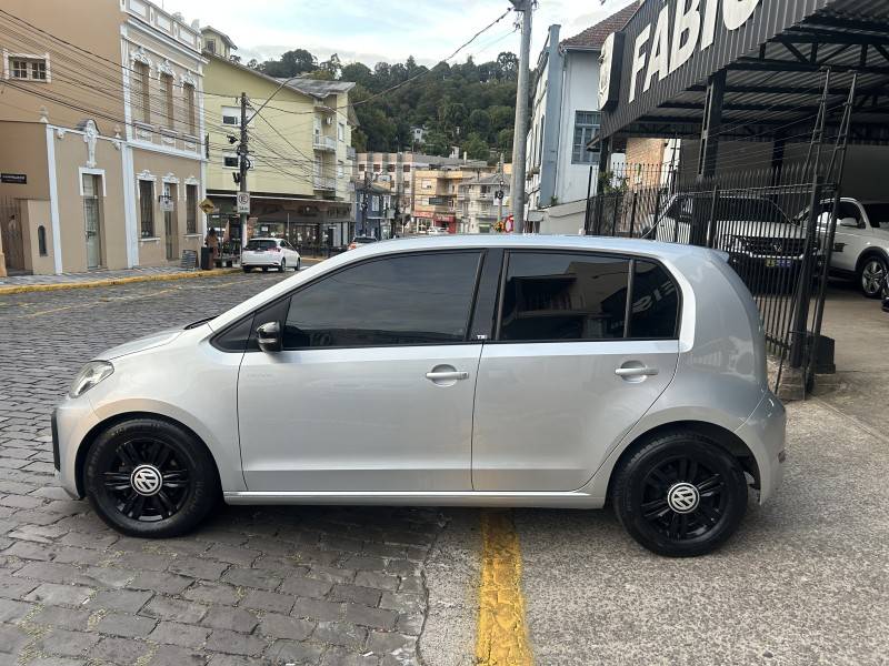 VOLKSWAGEN - UP - 2017/2018 - Prata - R$ 63.000,00