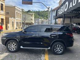 TOYOTA - HILUX SW4 - 2017/2017 - Preta - Sob Consulta