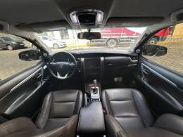 TOYOTA - HILUX SW4 - 2017/2017 - Preta - Sob Consulta