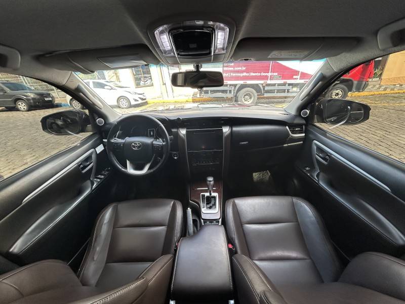 TOYOTA - HILUX SW4 - 2017/2017 - Preta - Sob Consulta