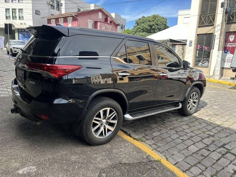 TOYOTA - HILUX SW4 - 2017/2017 - Preta - Sob Consulta