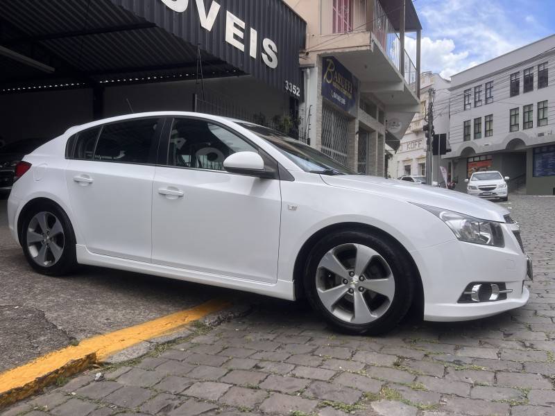 CHEVROLET - CRUZE - 2013/2014 - Branca - R$ 65.000,00
