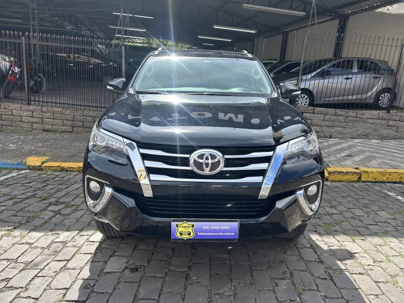 TOYOTA - HILUX SW4 - 2017/2017 - Preta - Sob Consulta
