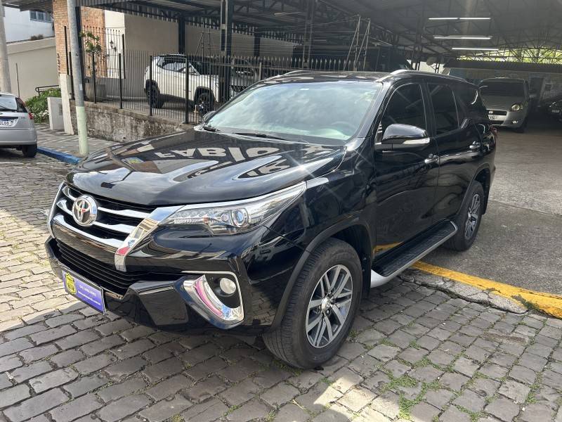 TOYOTA - HILUX SW4 - 2017/2017 - Preta - Sob Consulta