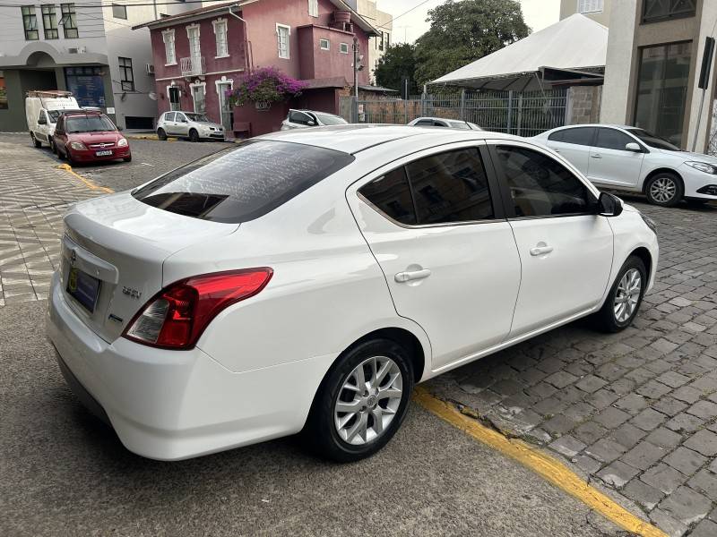 NISSAN - VERSA - 2017/2018 - Branca - Sob Consulta