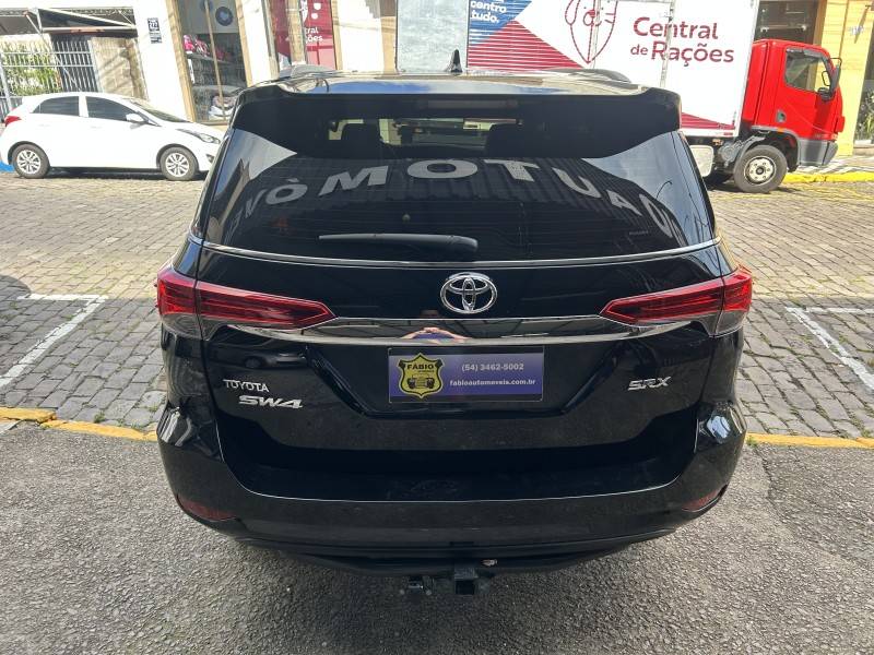 TOYOTA - HILUX SW4 - 2017/2017 - Preta - Sob Consulta