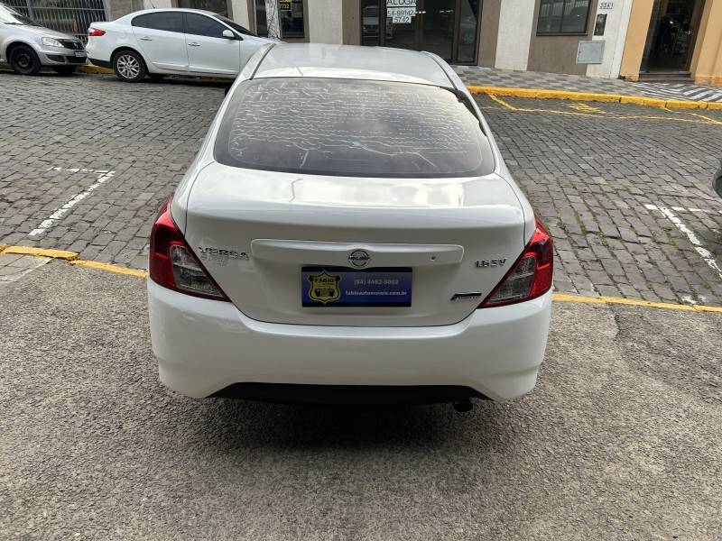 NISSAN - VERSA - 2017/2018 - Branca - Sob Consulta