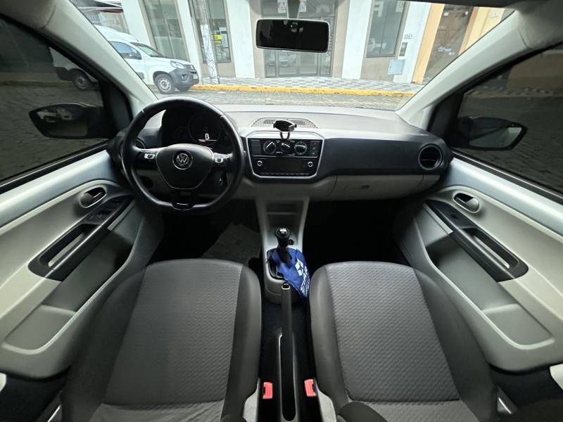 VOLKSWAGEN - UP - 2017/2018 - Prata - R$ 63.000,00